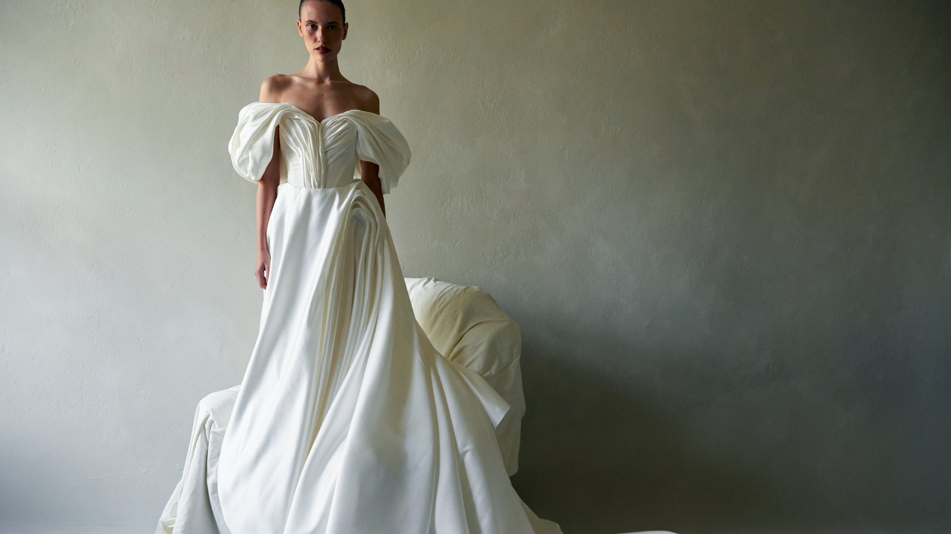Vestido de ombro caído com mangas estruturadas