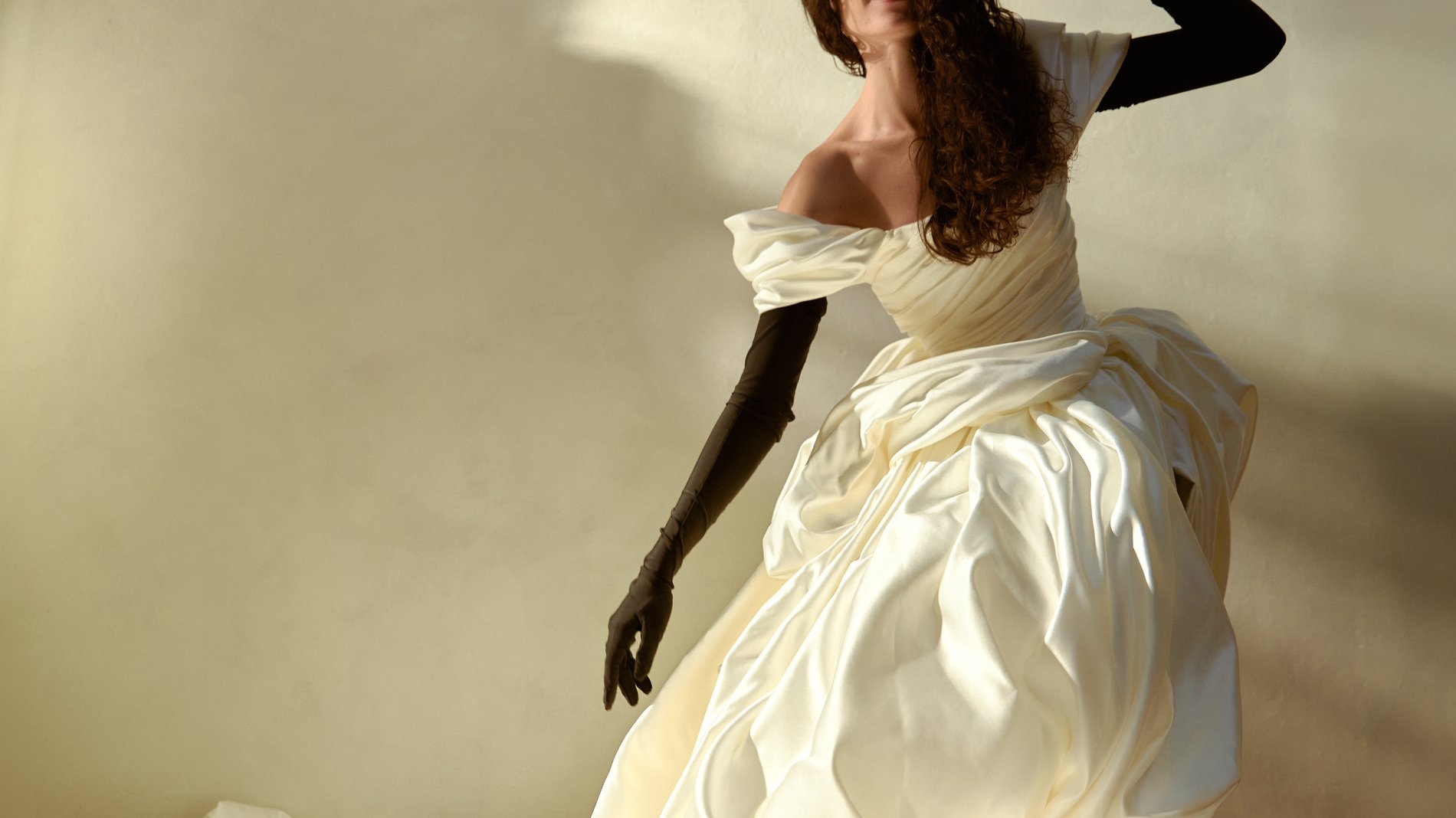Vestido drapeado com luvas longas