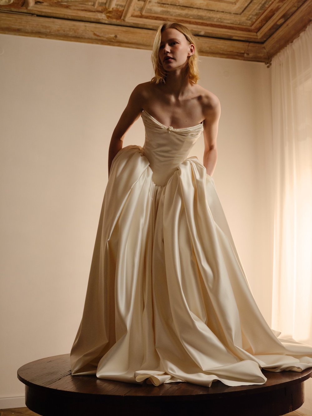 Vestido de cetim de seda com broche de pérolas