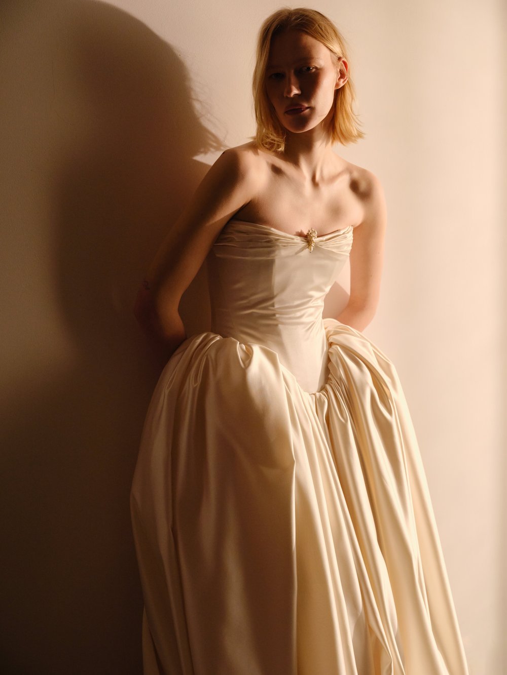 Vestido de cetim de seda com broche de pérolas