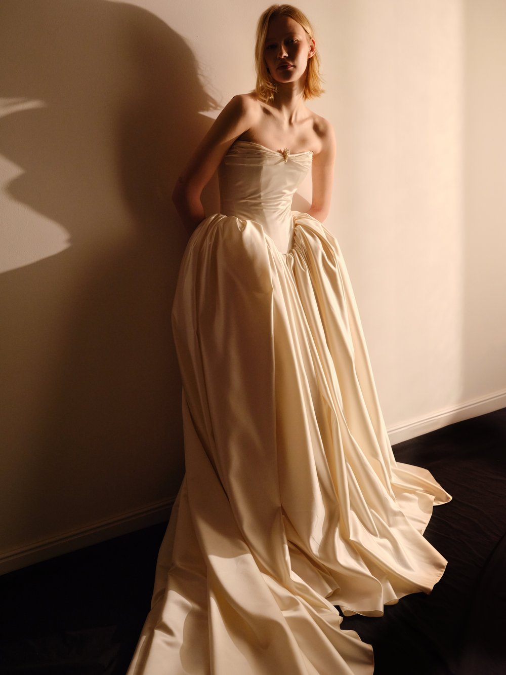 Vestido de cetim de seda com broche de pérolas