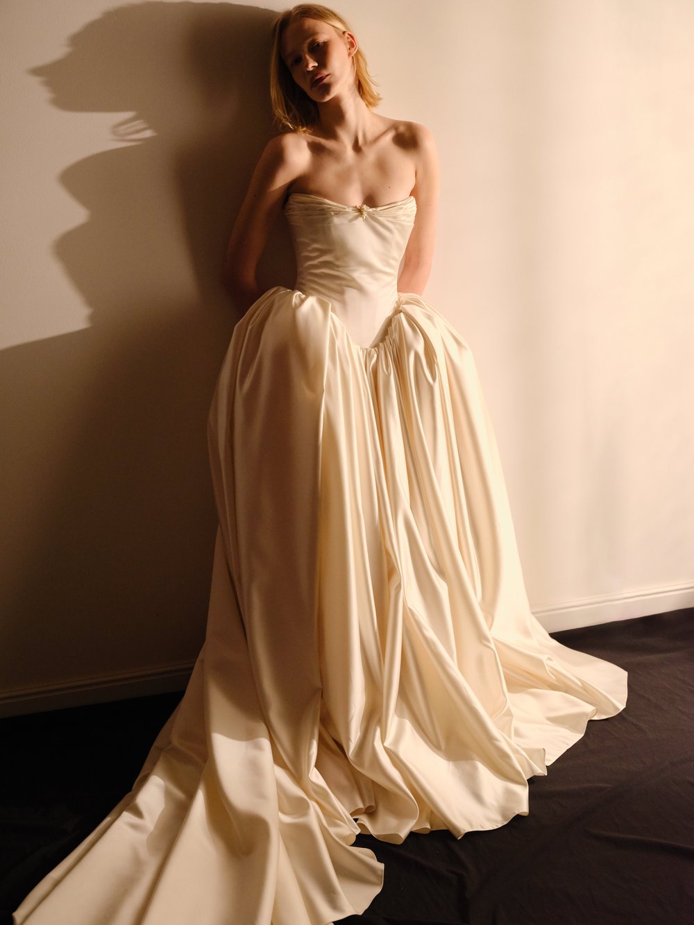 Vestido de cetim de seda com broche de pérolas