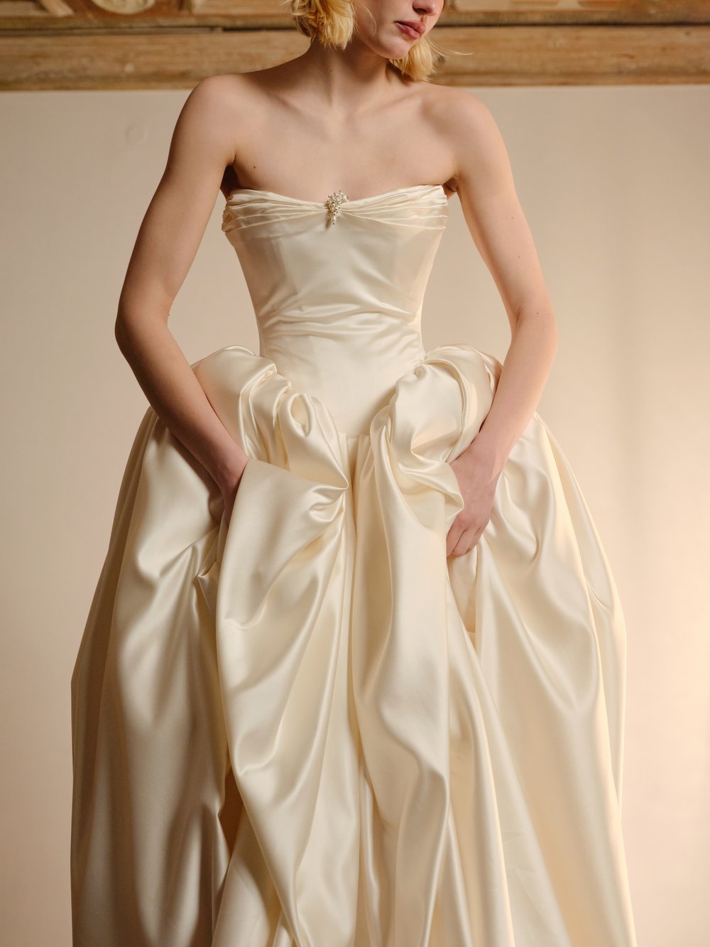 Vestido de cetim de seda com broche de pérolas