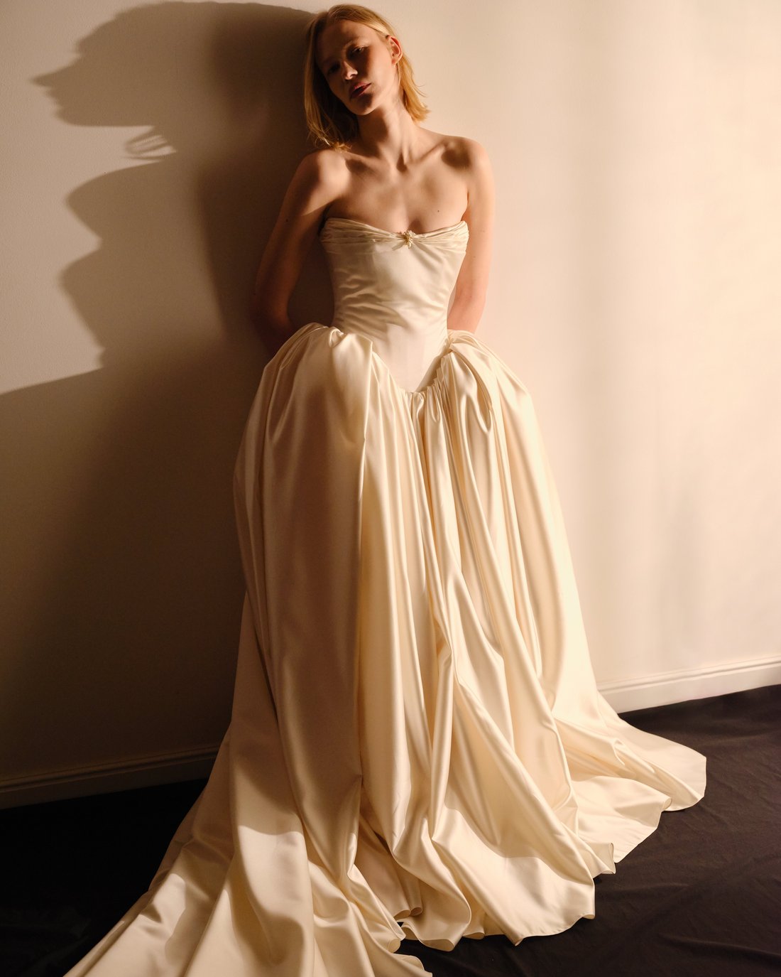 Vestido de cetim de seda com broche de pérolas