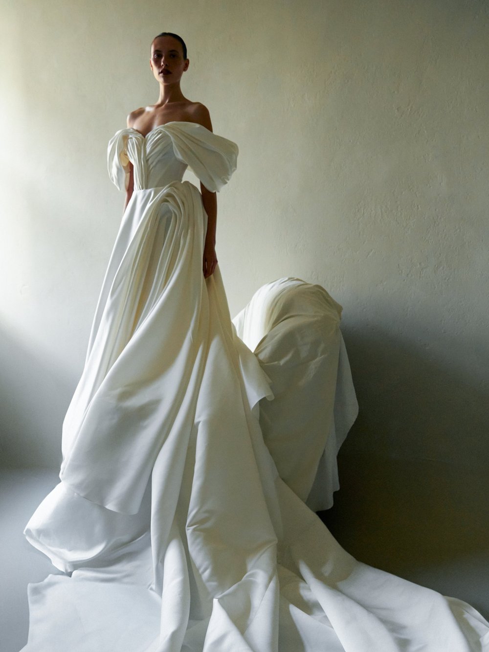Vestido de ombro caído com mangas estruturadas