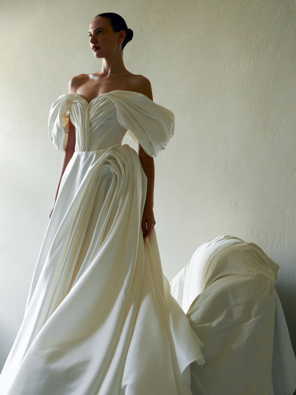 Vestido de ombro caído com mangas estruturadas