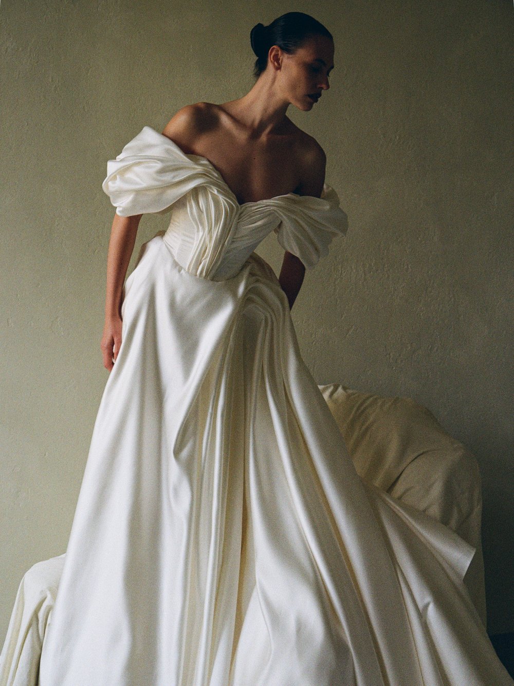Vestido de ombro caído com mangas estruturadas