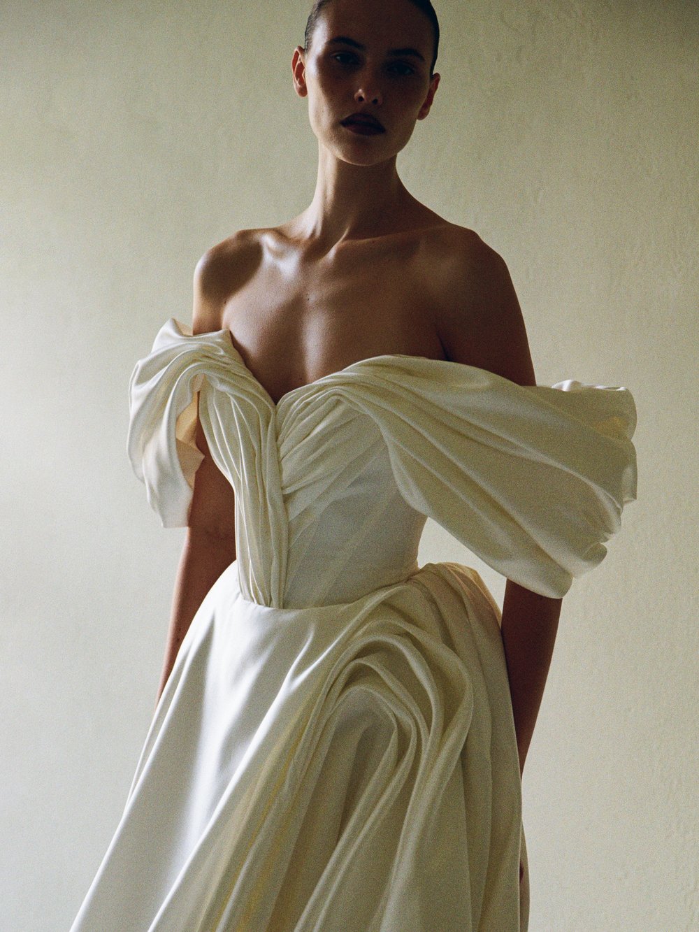 Vestido de ombro caído com mangas estruturadas