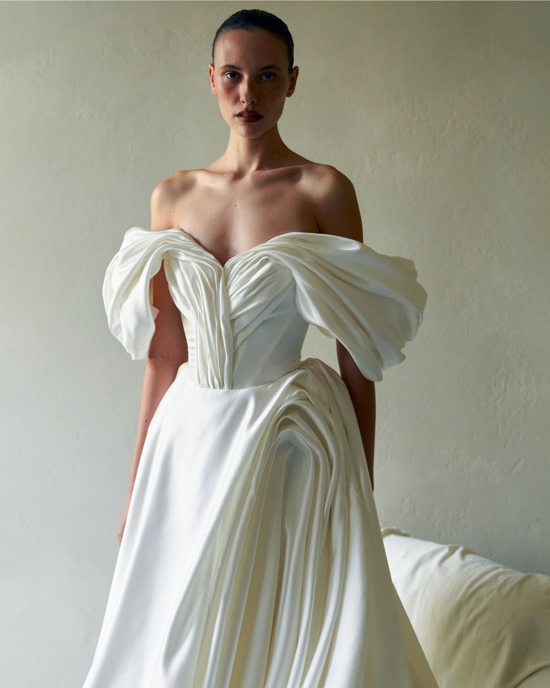 Vestido de ombro caído com mangas estruturadas