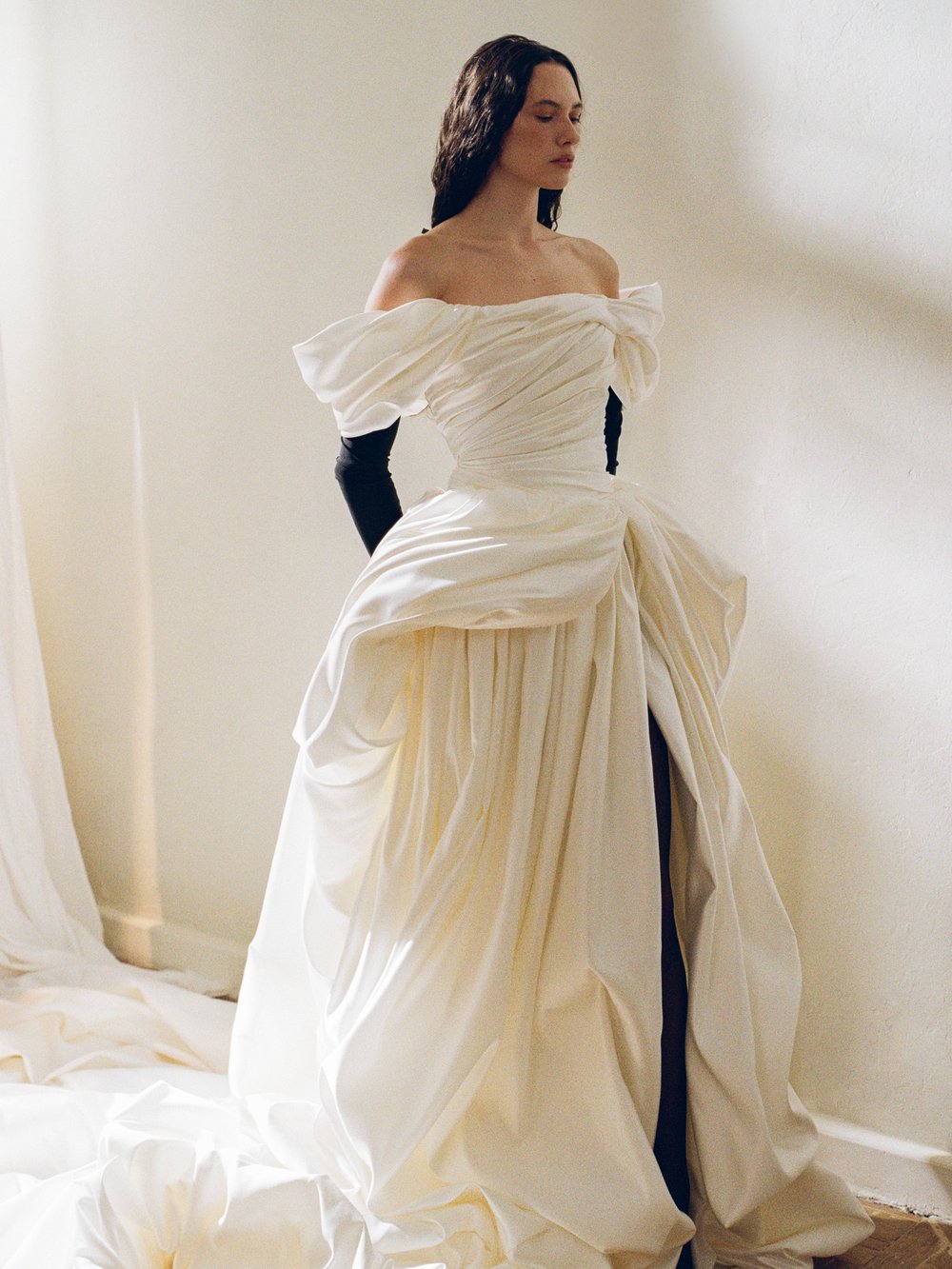 Vestido drapeado com fenda e luvas longas