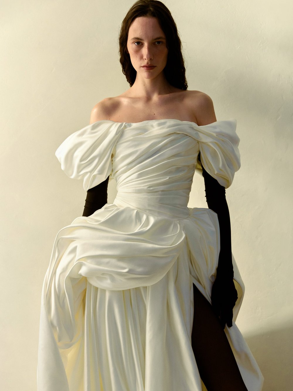 Vestido drapeado com fenda e luvas longas