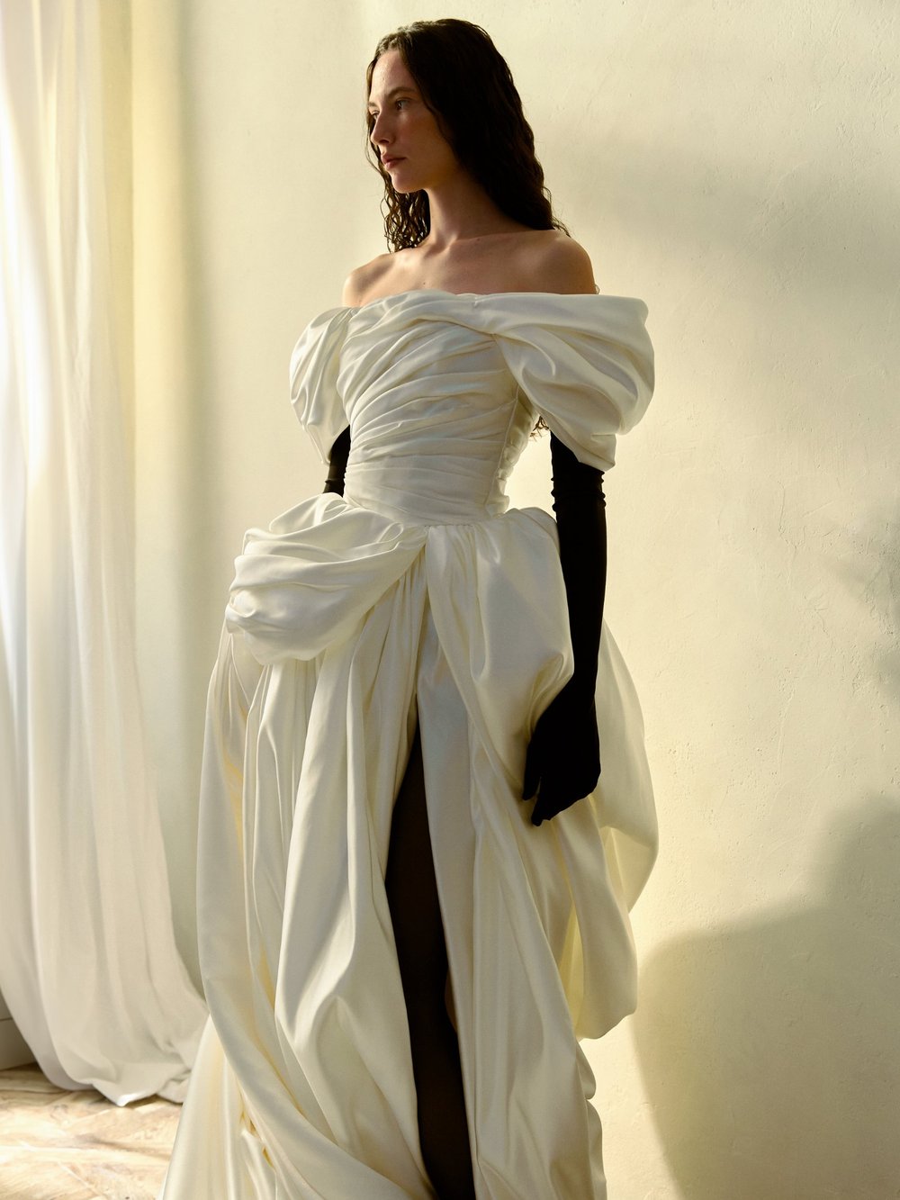 Vestido drapeado com fenda e luvas longas