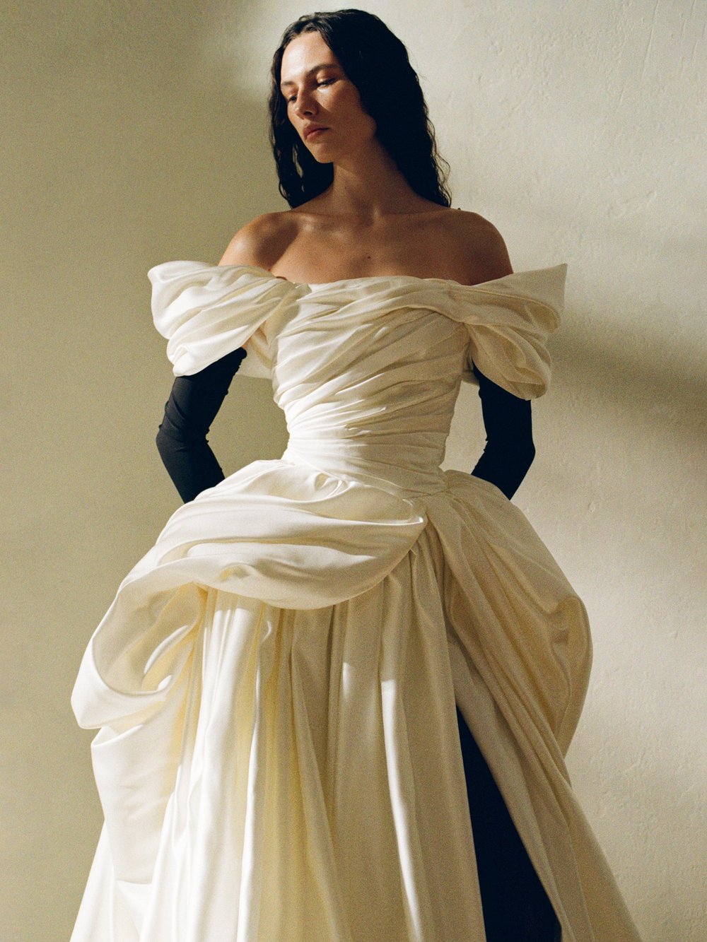 Vestido drapeado com fenda e luvas longas