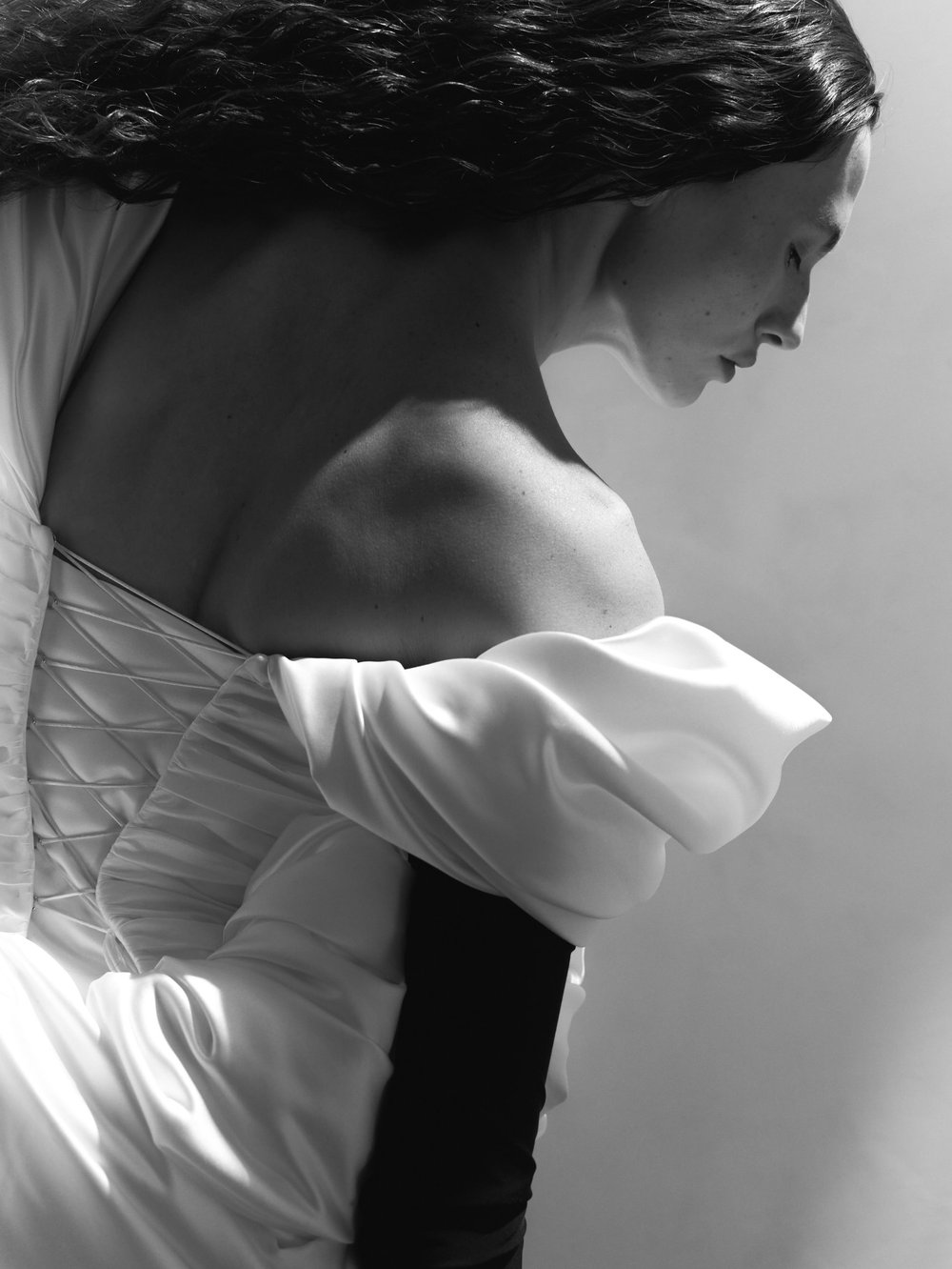 Vestido drapeado com fenda e luvas longas