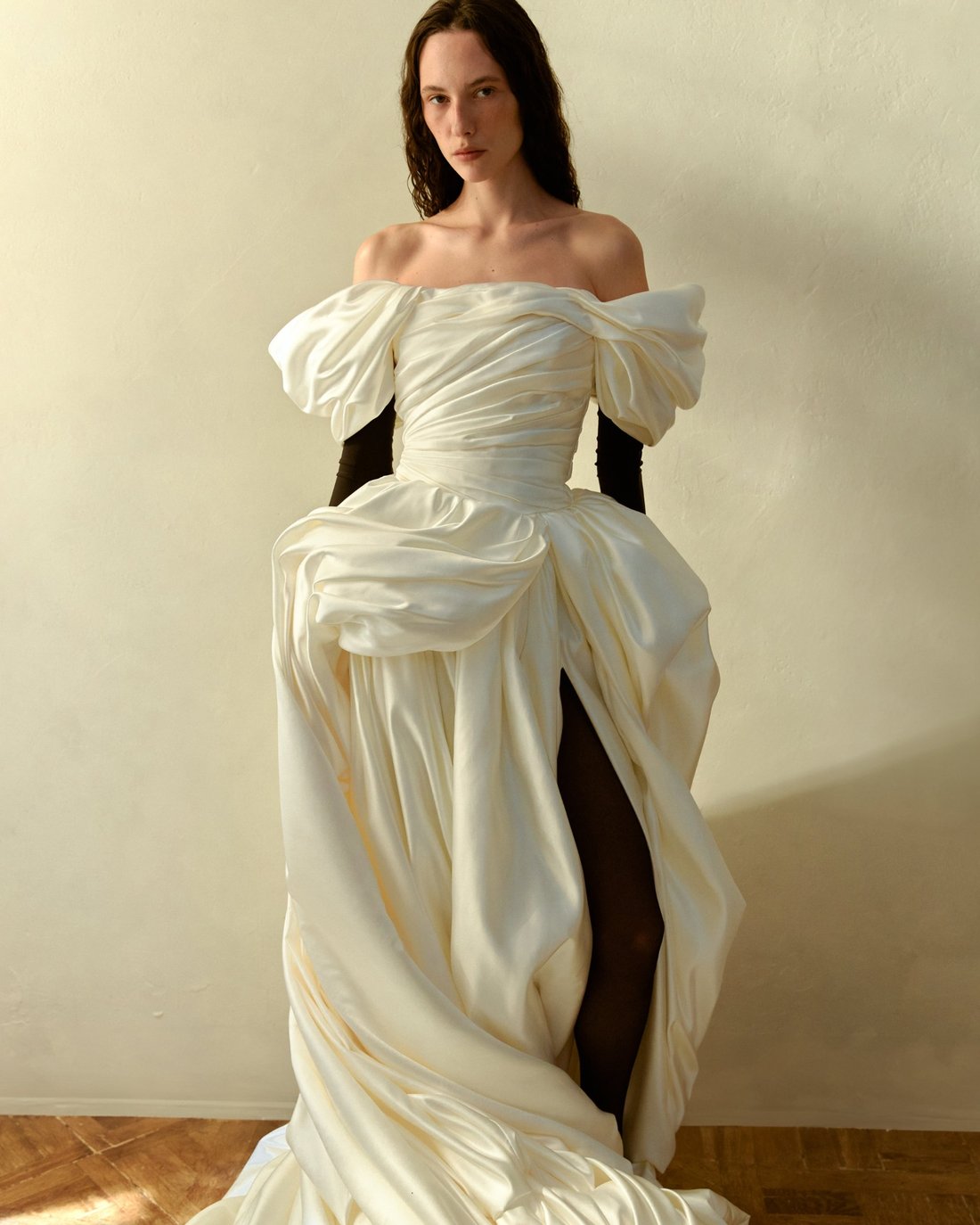 Vestido drapeado com fenda e luvas longas