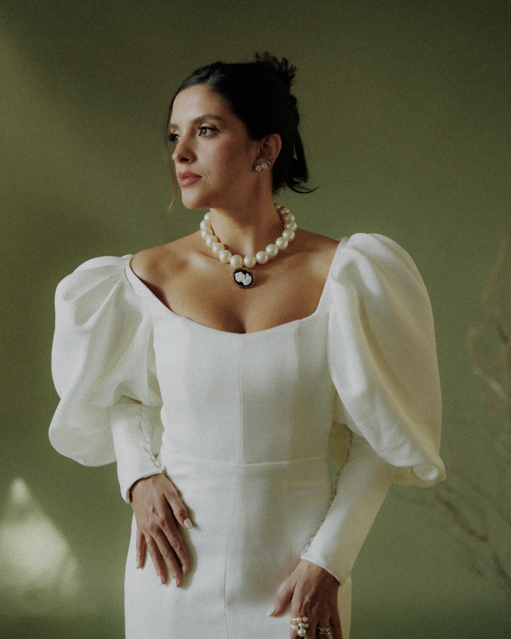 Noiva com vestido de mangas bufantes e colar de pérolas